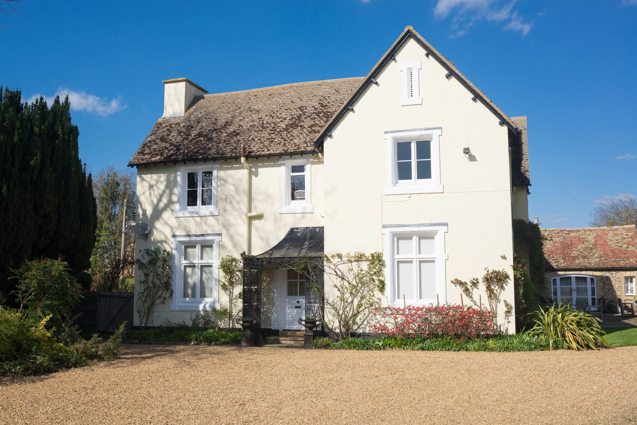Refurbishments for Modern Homeowners White traditional British country house with bigvgravel yard at the front in England, UK